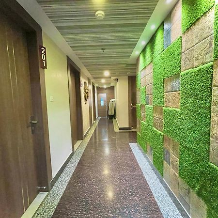 Hotel Kuber Palace ! Puri Near-Sea-Beach-And-Temple Fully-Air-Conditioned-Hotel With-Lift-And-Parking-Facility מראה חיצוני תמונה