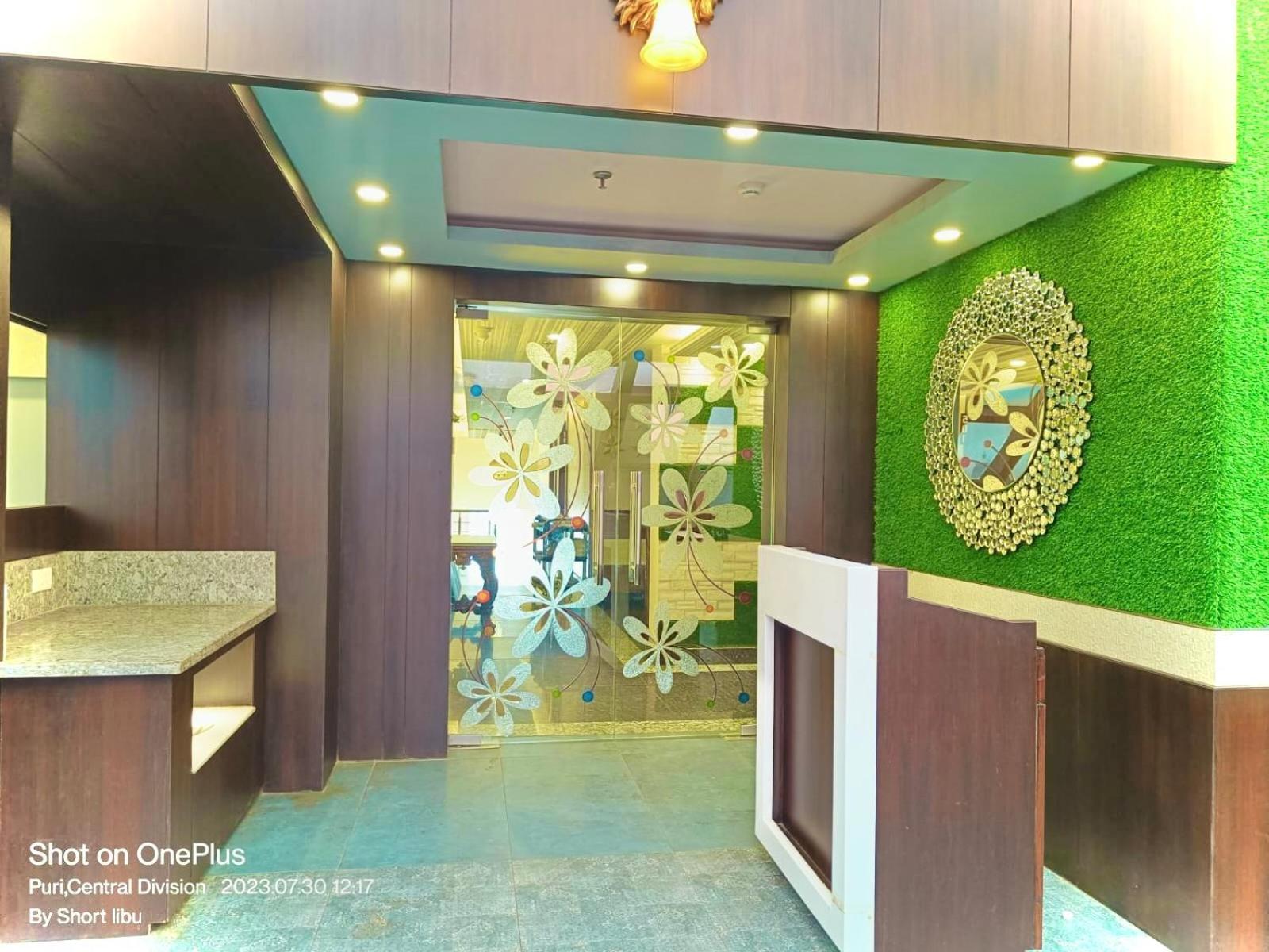 Hotel Kuber Palace ! Puri Near-Sea-Beach-And-Temple Fully-Air-Conditioned-Hotel With-Lift-And-Parking-Facility מראה חיצוני תמונה