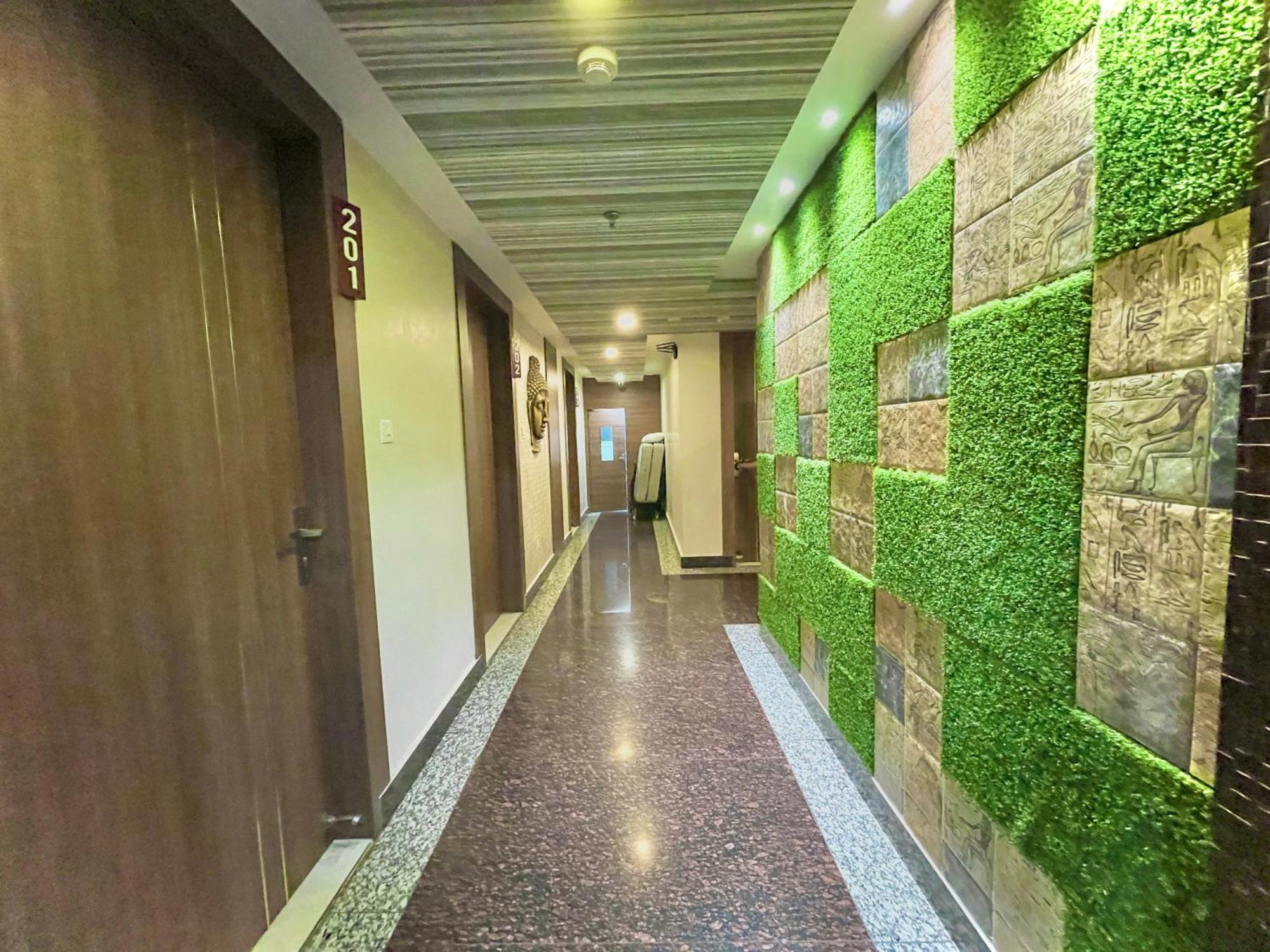 Hotel Kuber Palace ! Puri Near-Sea-Beach-And-Temple Fully-Air-Conditioned-Hotel With-Lift-And-Parking-Facility מראה חיצוני תמונה