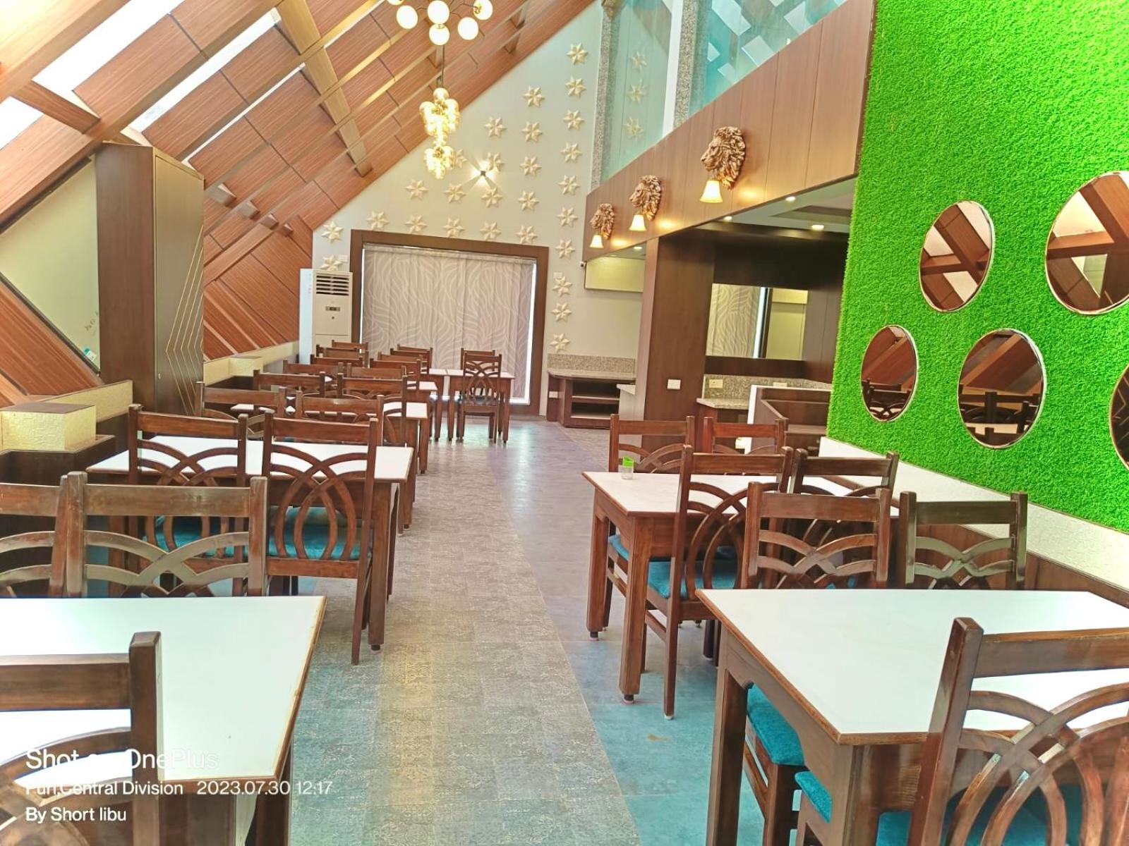 Hotel Kuber Palace ! Puri Near-Sea-Beach-And-Temple Fully-Air-Conditioned-Hotel With-Lift-And-Parking-Facility מראה חיצוני תמונה