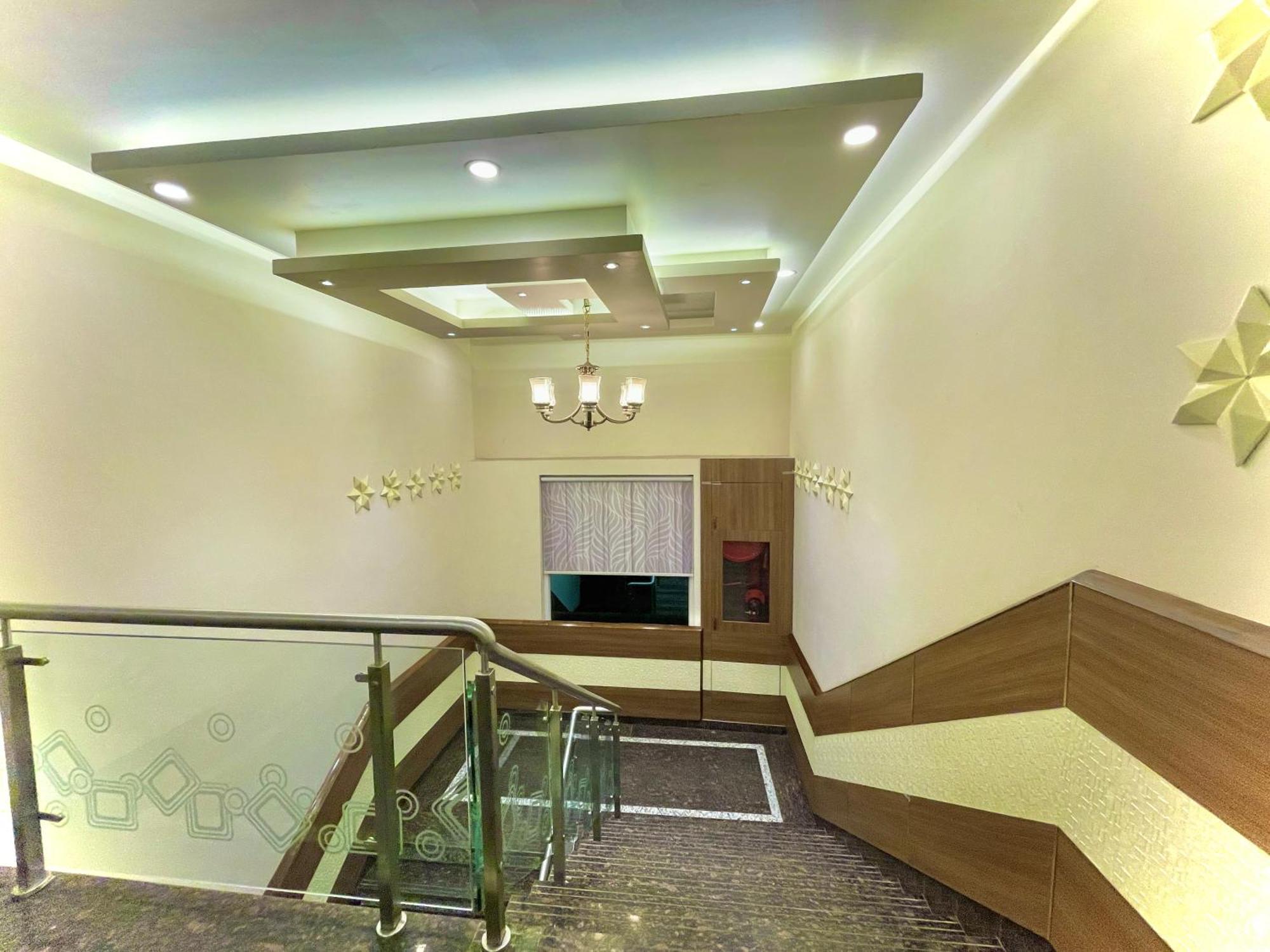 Hotel Kuber Palace ! Puri Near-Sea-Beach-And-Temple Fully-Air-Conditioned-Hotel With-Lift-And-Parking-Facility מראה חיצוני תמונה