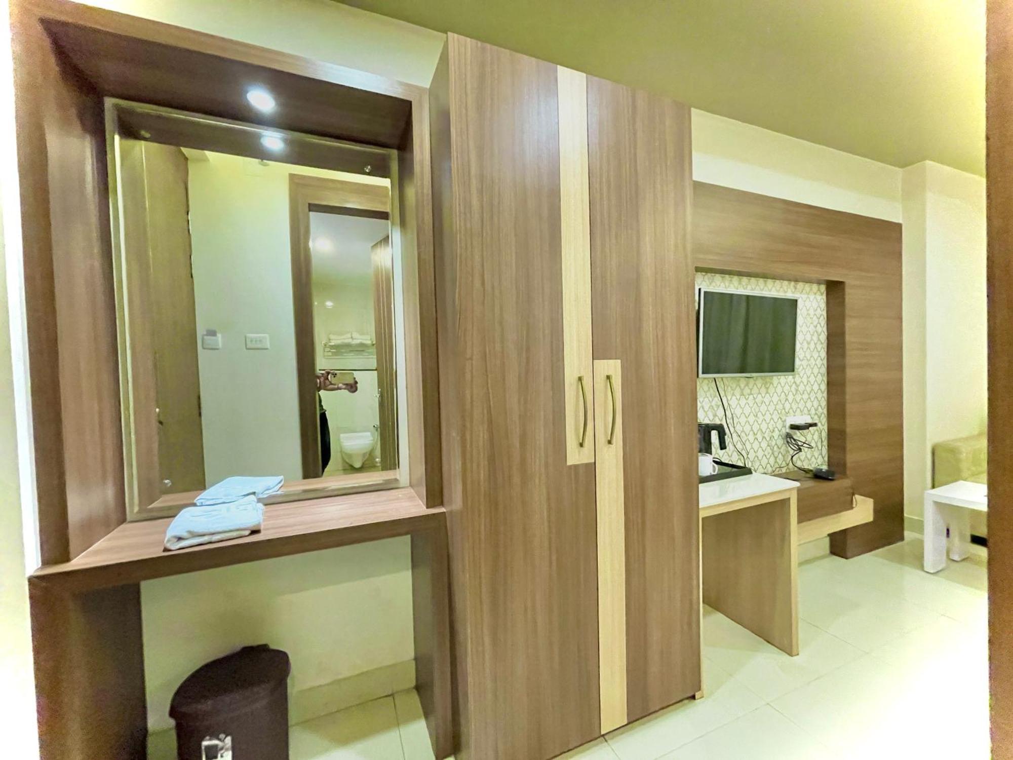 Hotel Kuber Palace ! Puri Near-Sea-Beach-And-Temple Fully-Air-Conditioned-Hotel With-Lift-And-Parking-Facility מראה חיצוני תמונה