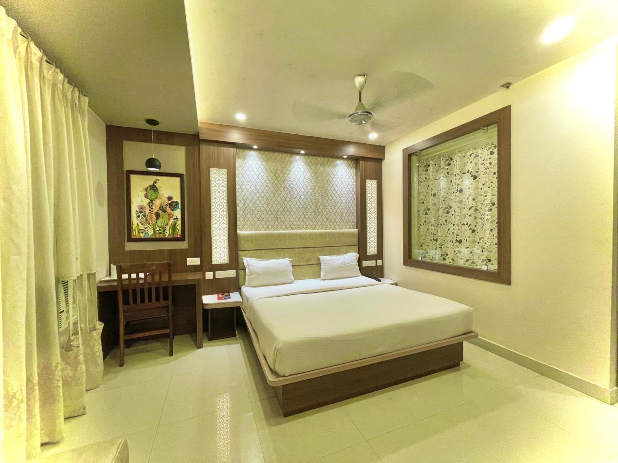 Hotel Kuber Palace ! Puri Near-Sea-Beach-And-Temple Fully-Air-Conditioned-Hotel With-Lift-And-Parking-Facility מראה חיצוני תמונה