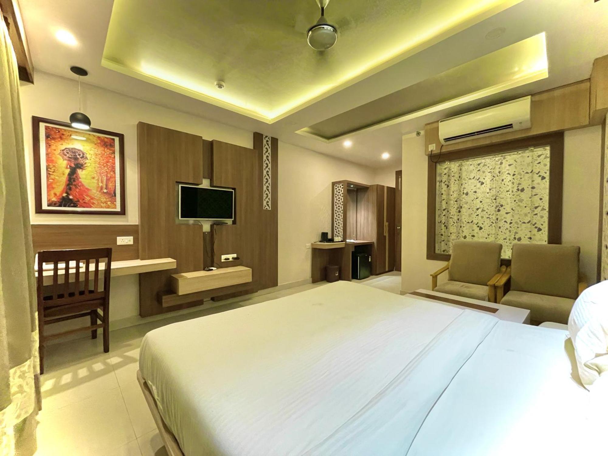Hotel Kuber Palace ! Puri Near-Sea-Beach-And-Temple Fully-Air-Conditioned-Hotel With-Lift-And-Parking-Facility מראה חיצוני תמונה