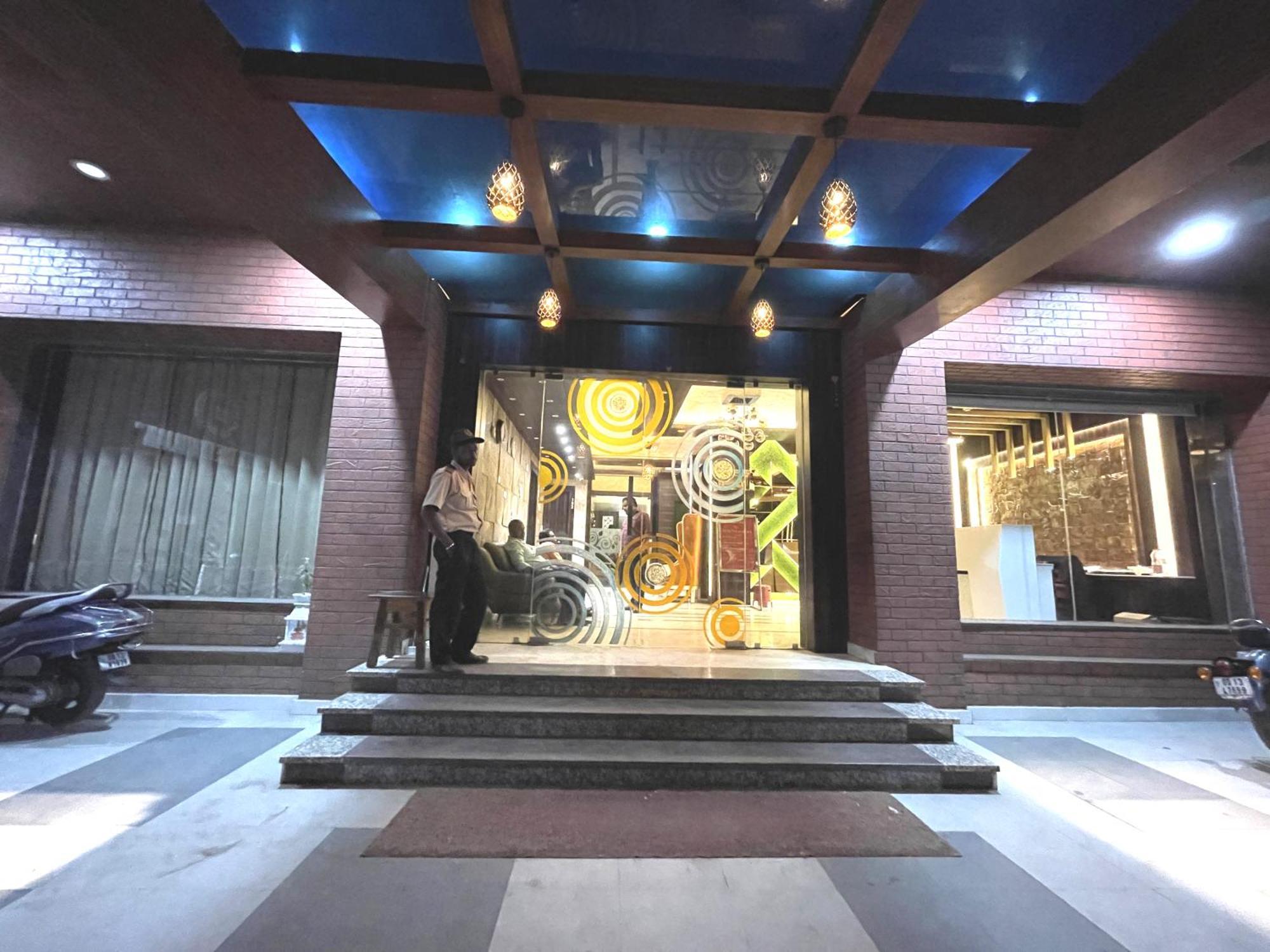 Hotel Kuber Palace ! Puri Near-Sea-Beach-And-Temple Fully-Air-Conditioned-Hotel With-Lift-And-Parking-Facility מראה חיצוני תמונה