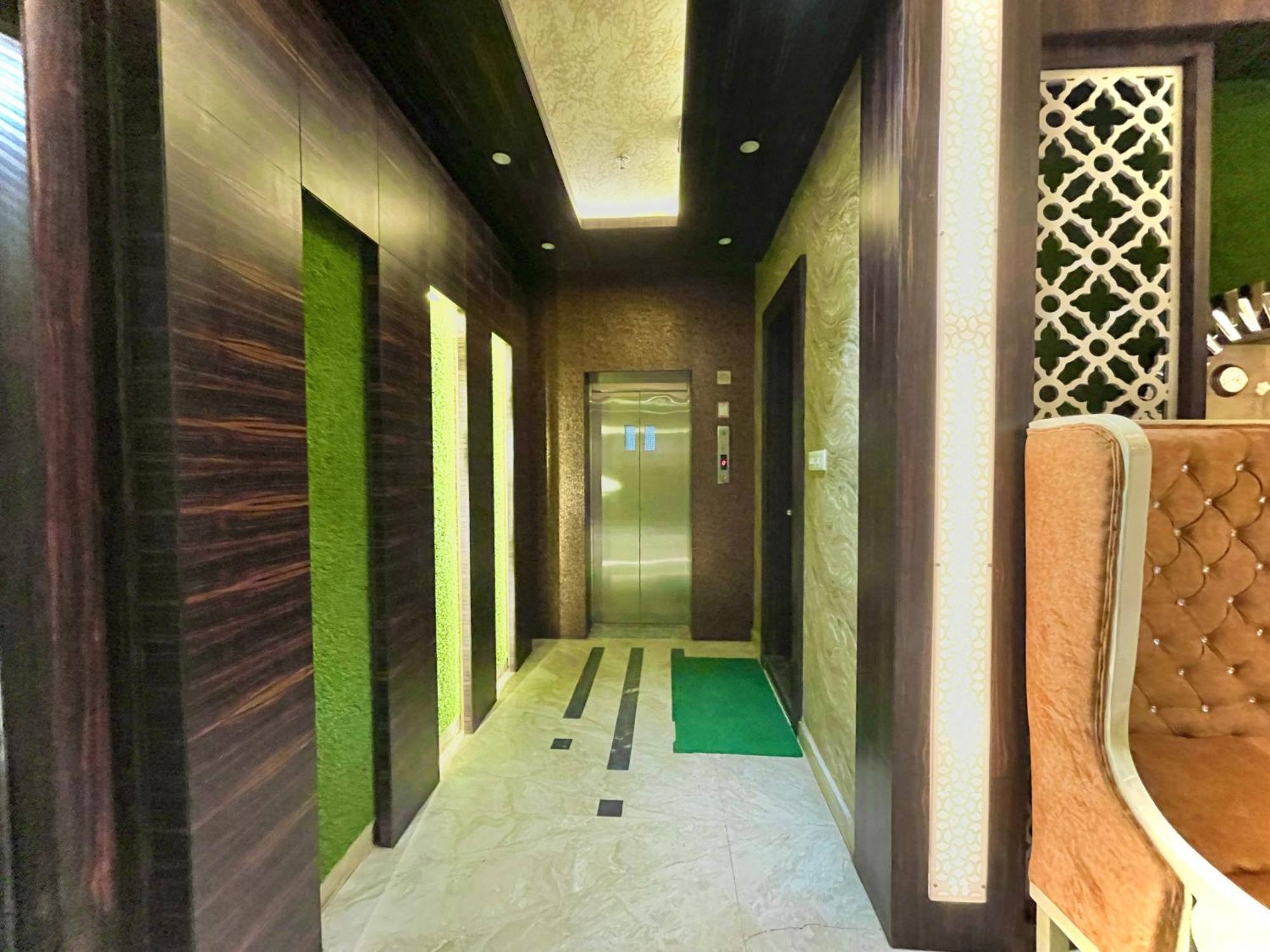 Hotel Kuber Palace ! Puri Near-Sea-Beach-And-Temple Fully-Air-Conditioned-Hotel With-Lift-And-Parking-Facility מראה חיצוני תמונה