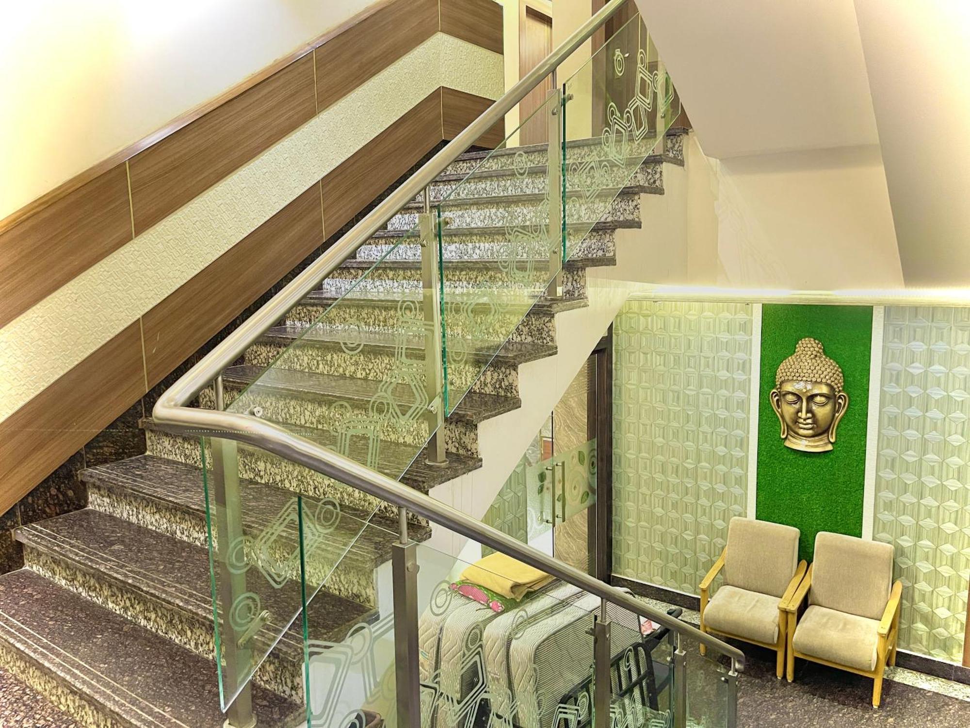 Hotel Kuber Palace ! Puri Near-Sea-Beach-And-Temple Fully-Air-Conditioned-Hotel With-Lift-And-Parking-Facility מראה חיצוני תמונה