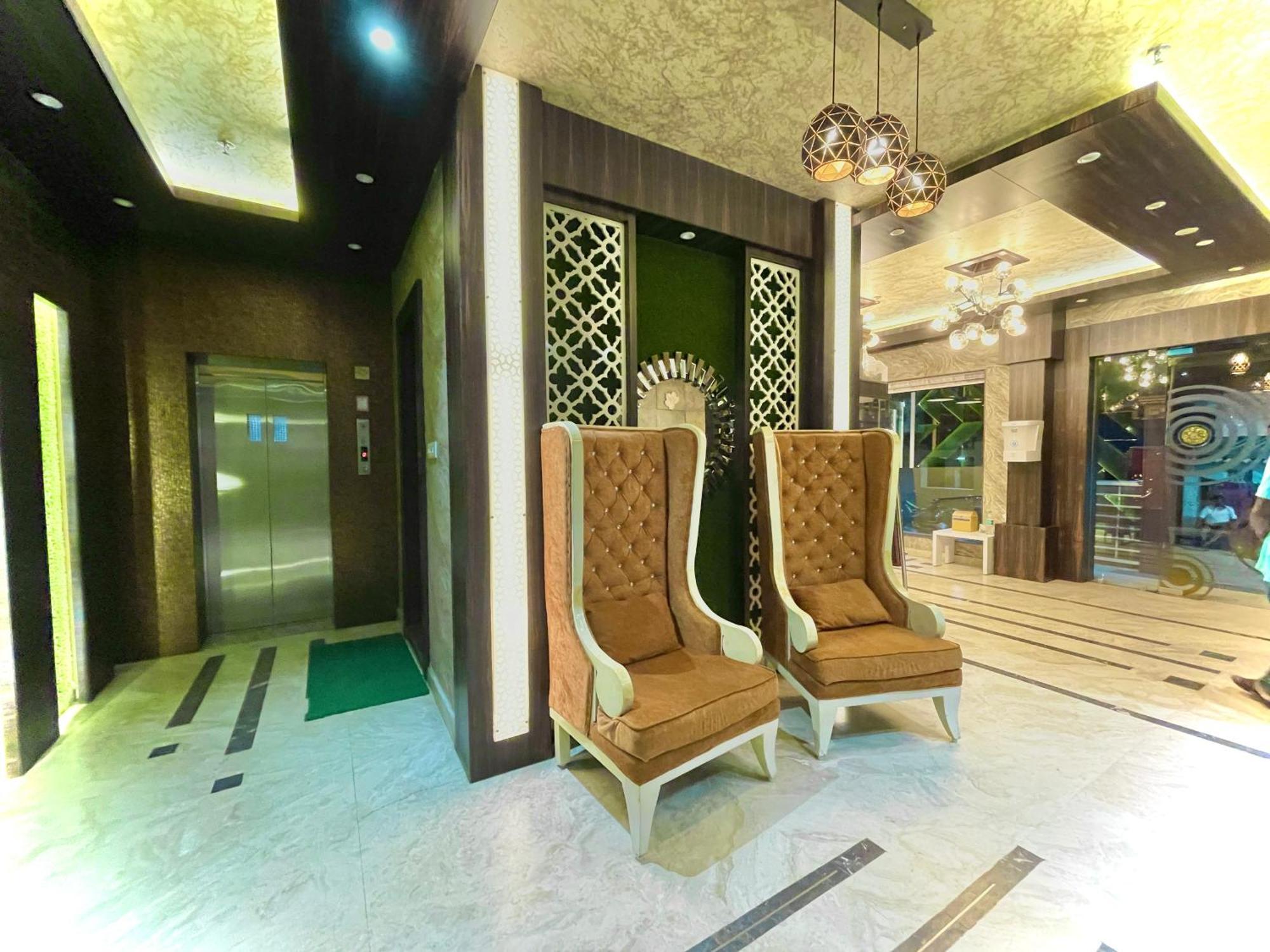 Hotel Kuber Palace ! Puri Near-Sea-Beach-And-Temple Fully-Air-Conditioned-Hotel With-Lift-And-Parking-Facility מראה חיצוני תמונה