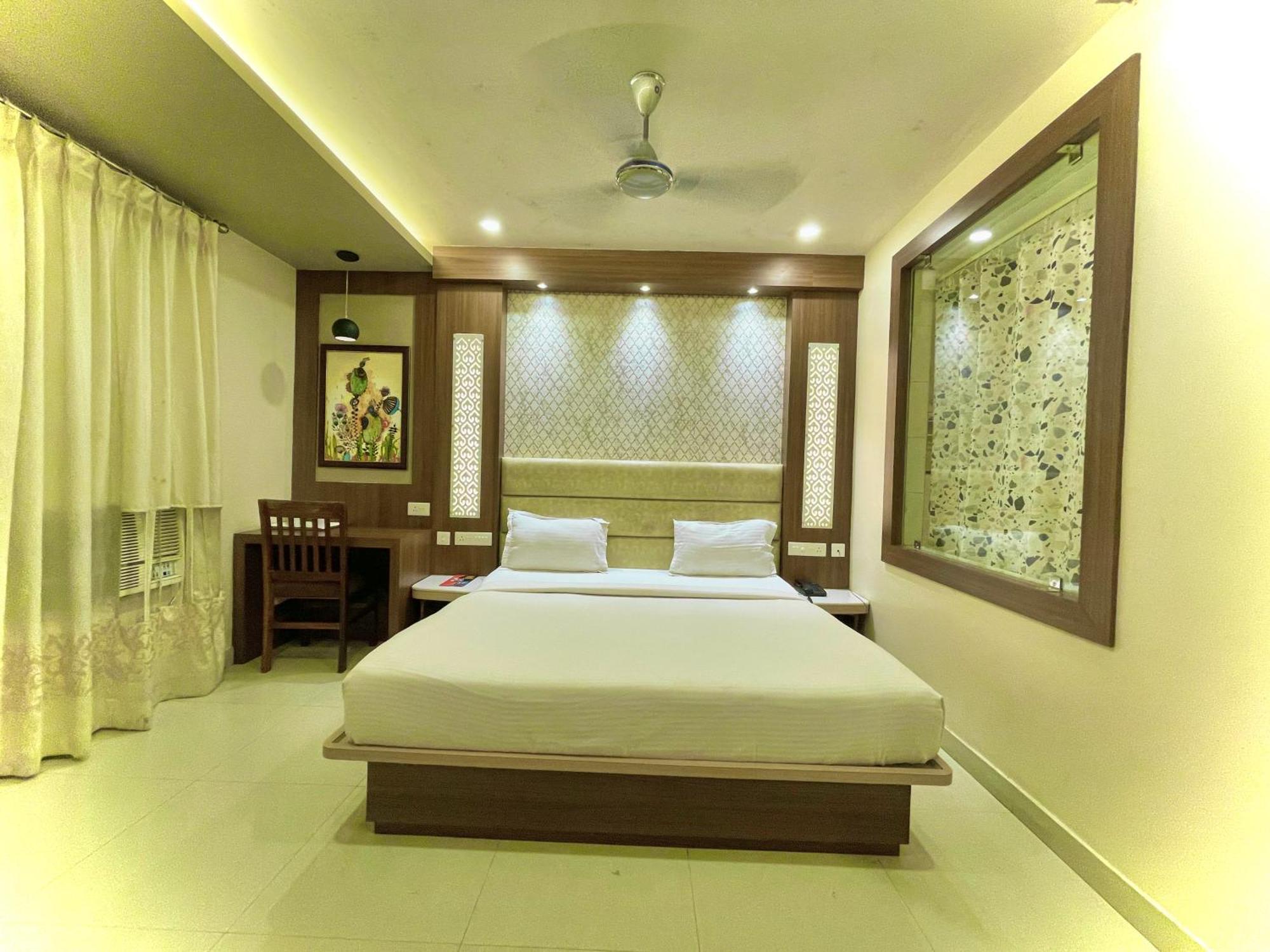 Hotel Kuber Palace ! Puri Near-Sea-Beach-And-Temple Fully-Air-Conditioned-Hotel With-Lift-And-Parking-Facility מראה חיצוני תמונה