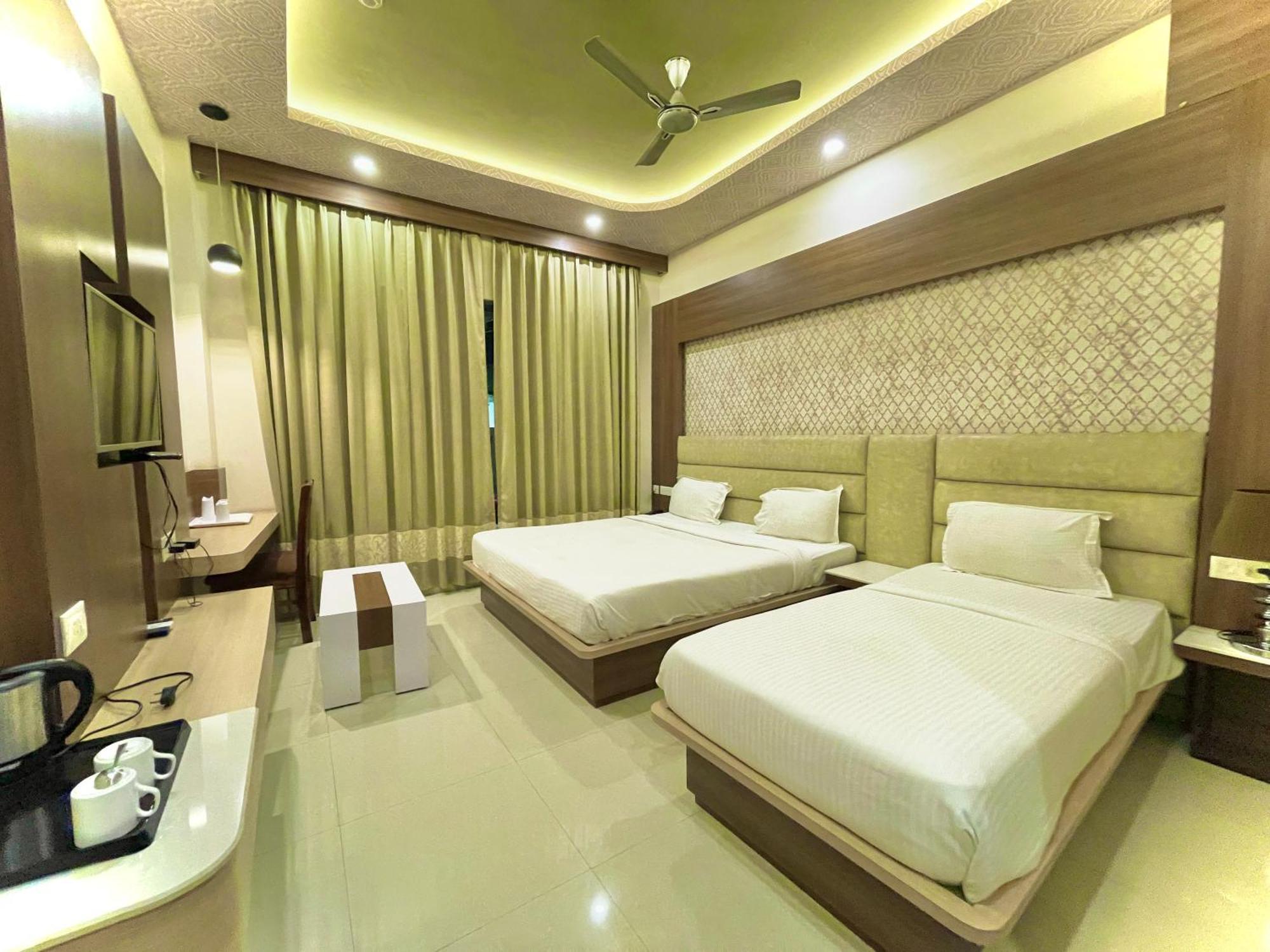 Hotel Kuber Palace ! Puri Near-Sea-Beach-And-Temple Fully-Air-Conditioned-Hotel With-Lift-And-Parking-Facility מראה חיצוני תמונה