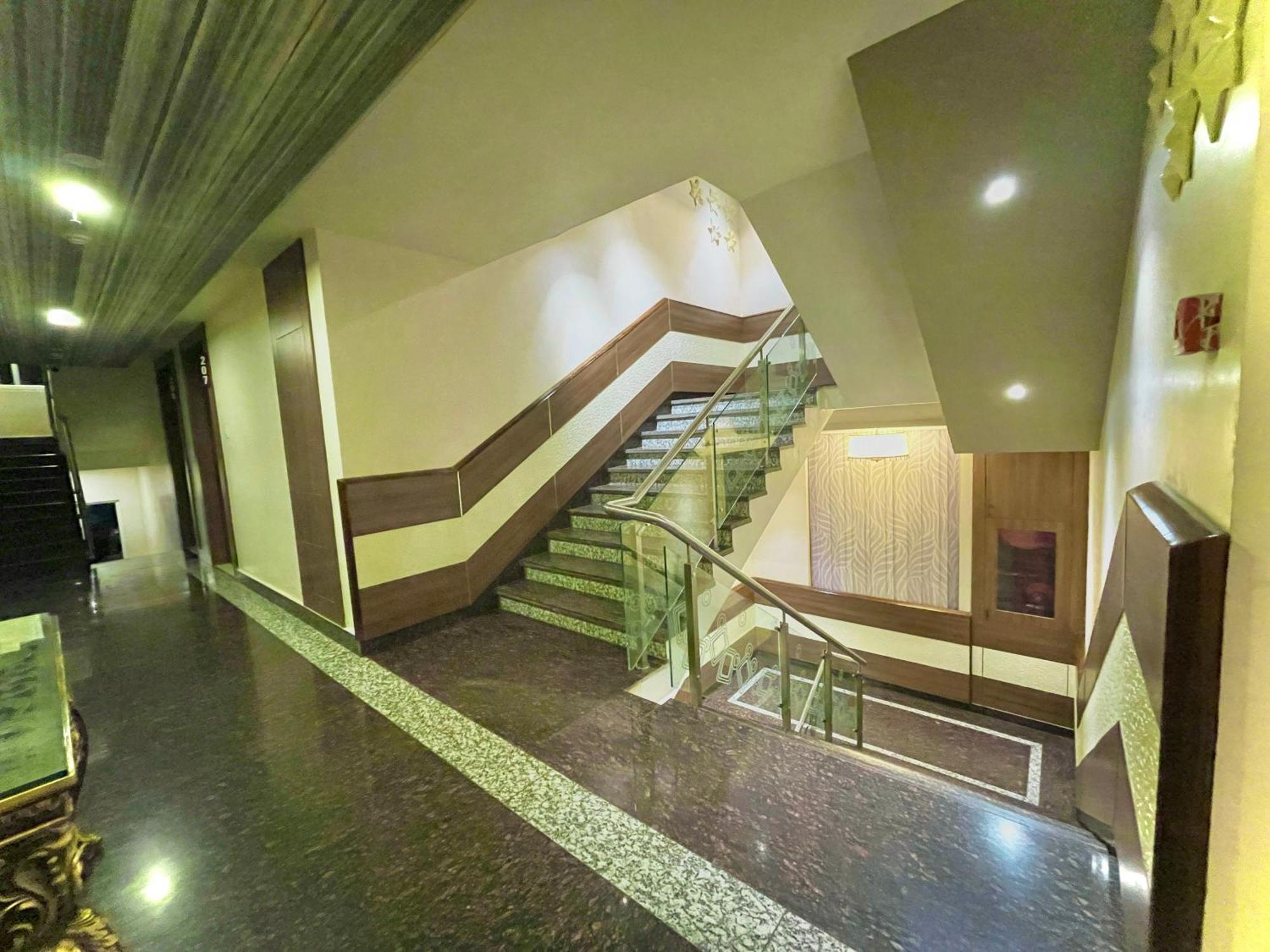 Hotel Kuber Palace ! Puri Near-Sea-Beach-And-Temple Fully-Air-Conditioned-Hotel With-Lift-And-Parking-Facility מראה חיצוני תמונה