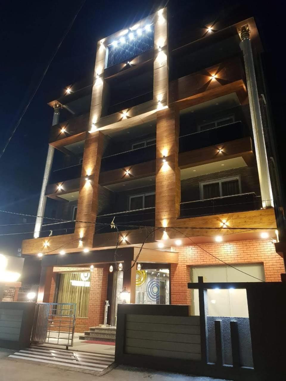 Hotel Kuber Palace ! Puri Near-Sea-Beach-And-Temple Fully-Air-Conditioned-Hotel With-Lift-And-Parking-Facility מראה חיצוני תמונה