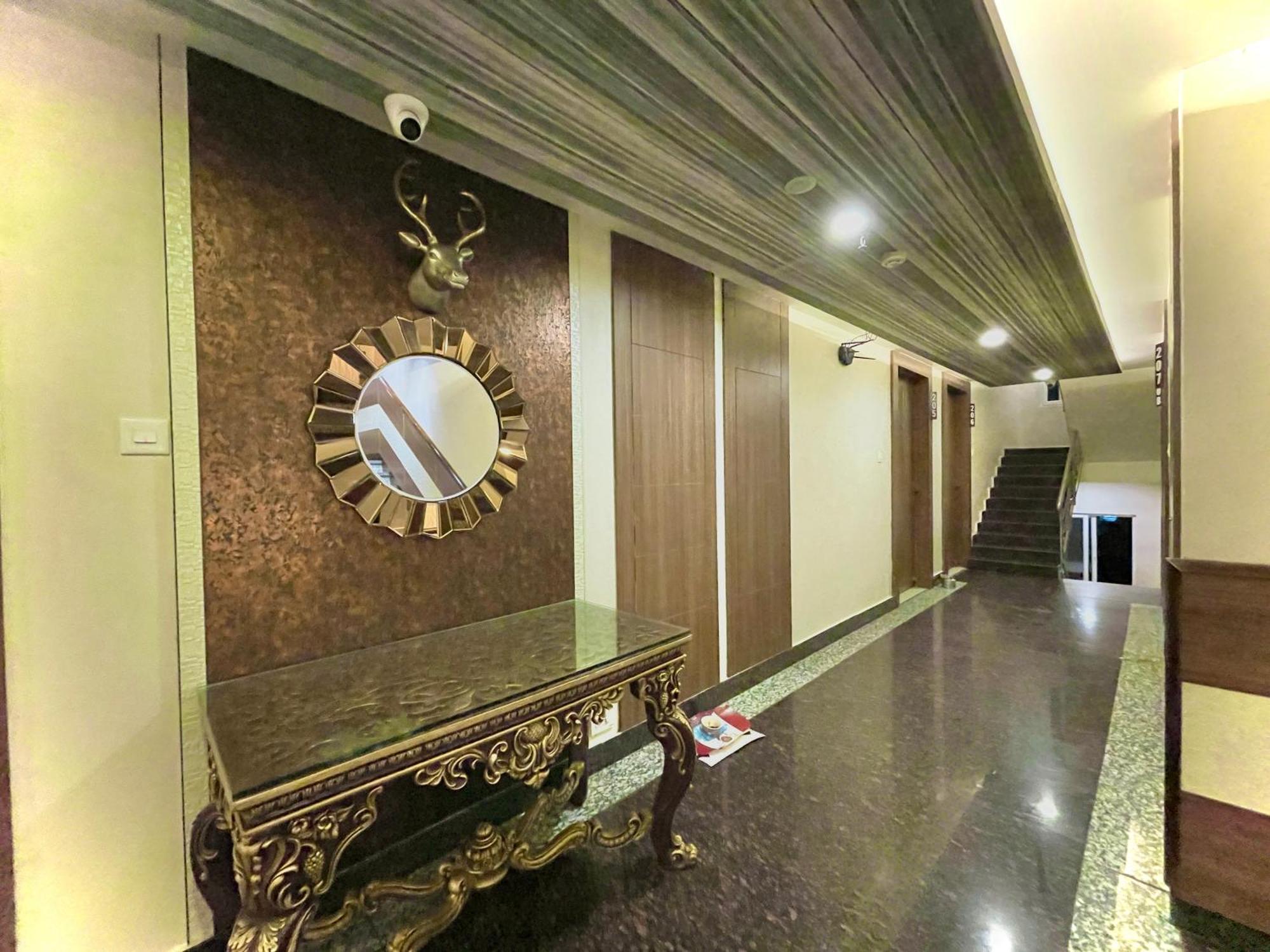 Hotel Kuber Palace ! Puri Near-Sea-Beach-And-Temple Fully-Air-Conditioned-Hotel With-Lift-And-Parking-Facility מראה חיצוני תמונה