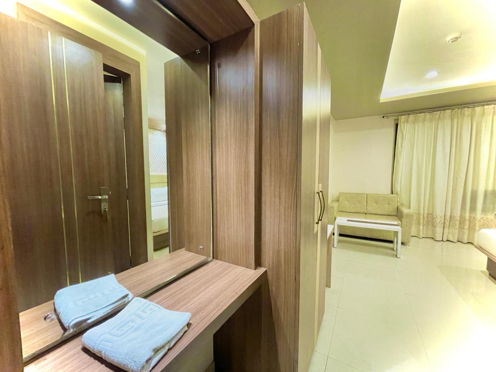 Hotel Kuber Palace ! Puri Near-Sea-Beach-And-Temple Fully-Air-Conditioned-Hotel With-Lift-And-Parking-Facility מראה חיצוני תמונה