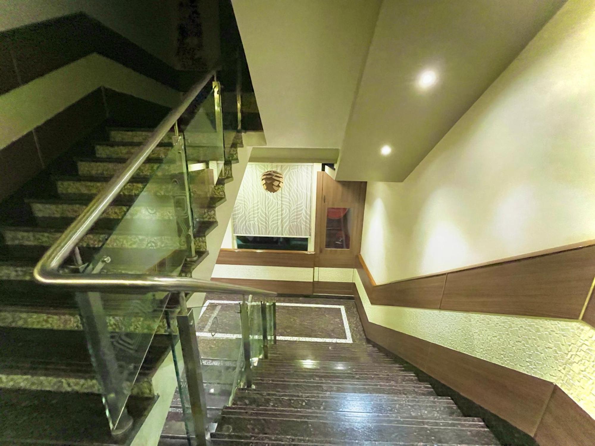 Hotel Kuber Palace ! Puri Near-Sea-Beach-And-Temple Fully-Air-Conditioned-Hotel With-Lift-And-Parking-Facility מראה חיצוני תמונה