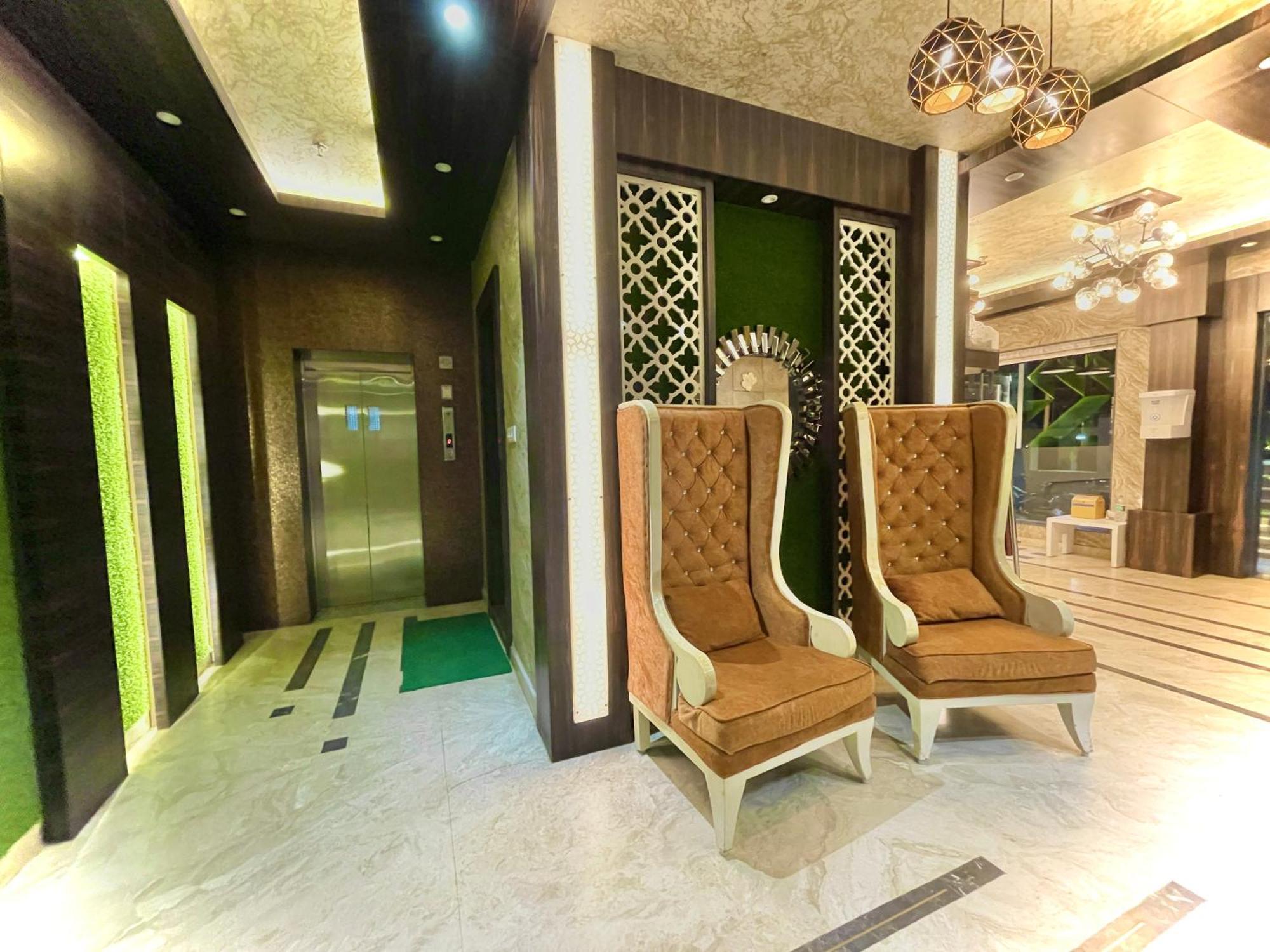 Hotel Kuber Palace ! Puri Near-Sea-Beach-And-Temple Fully-Air-Conditioned-Hotel With-Lift-And-Parking-Facility מראה חיצוני תמונה