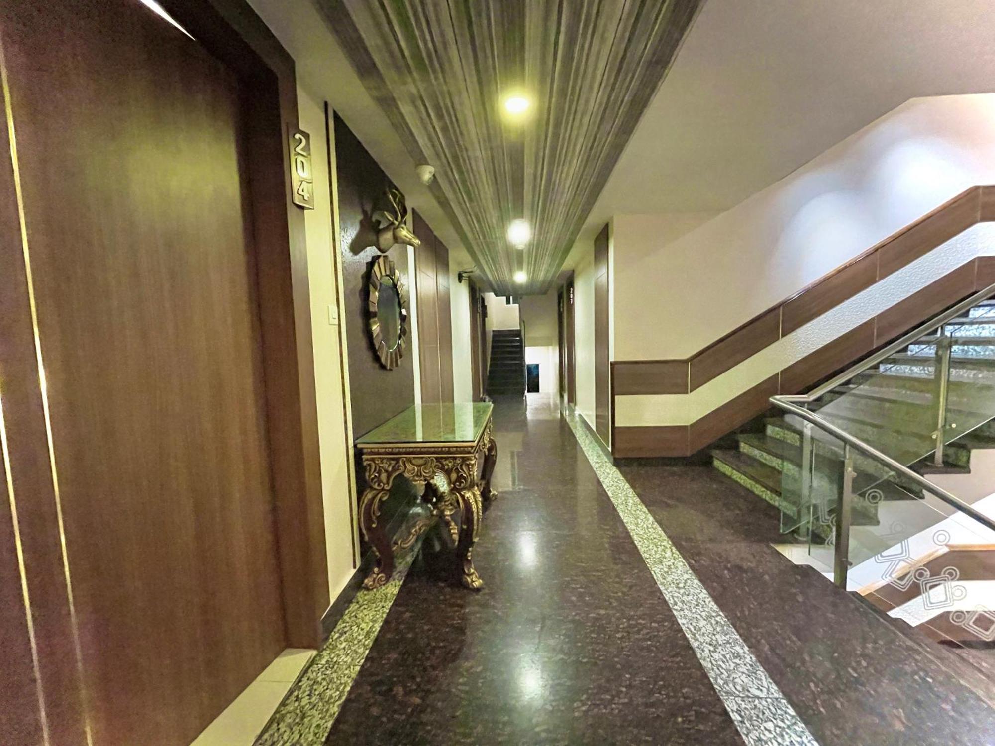 Hotel Kuber Palace ! Puri Near-Sea-Beach-And-Temple Fully-Air-Conditioned-Hotel With-Lift-And-Parking-Facility מראה חיצוני תמונה