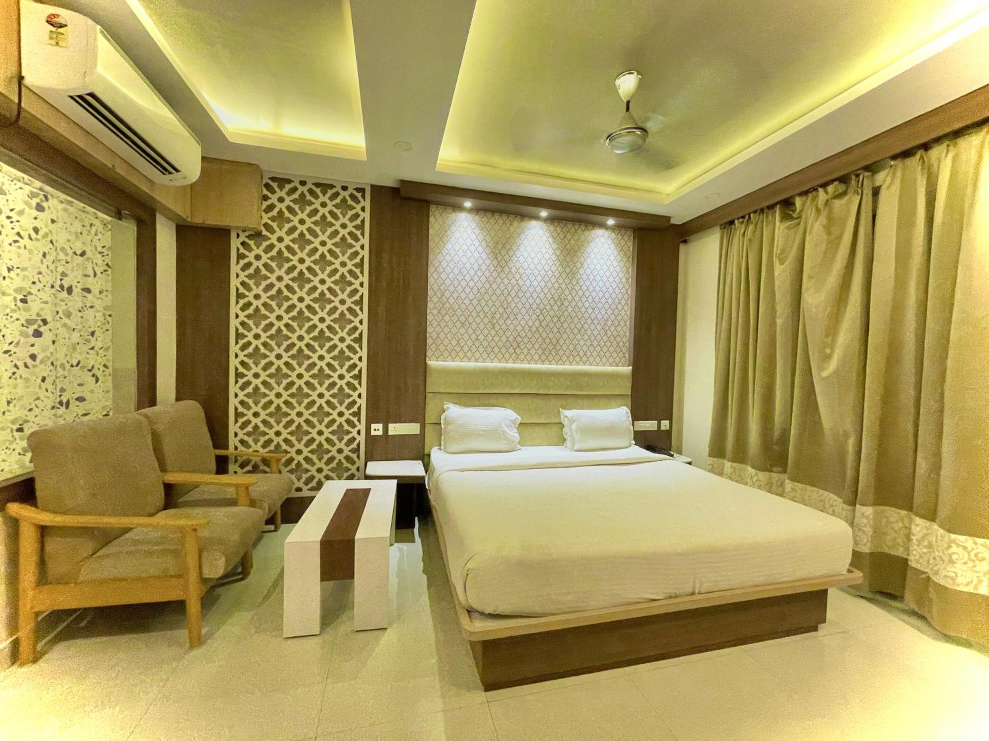 Hotel Kuber Palace ! Puri Near-Sea-Beach-And-Temple Fully-Air-Conditioned-Hotel With-Lift-And-Parking-Facility מראה חיצוני תמונה