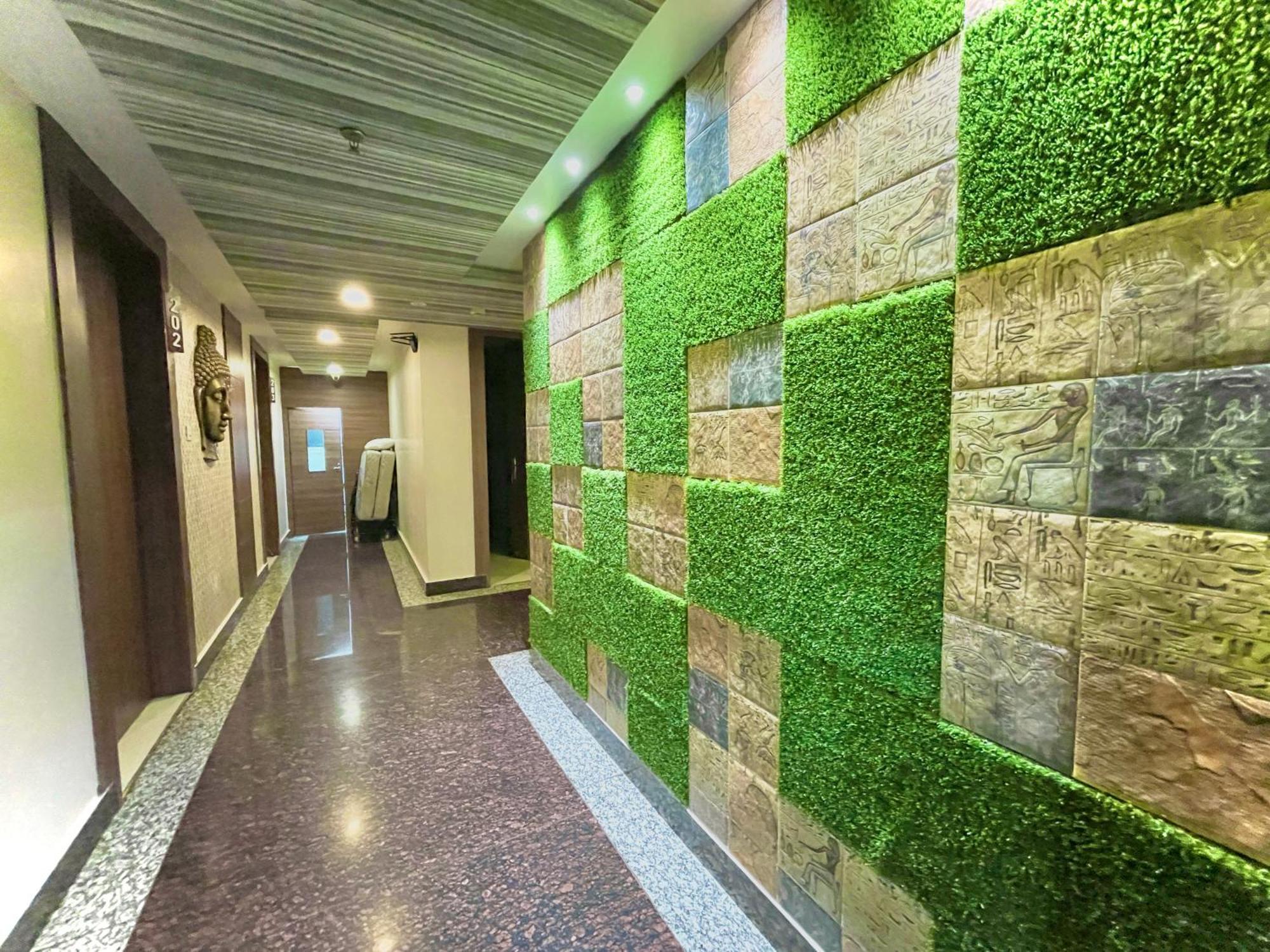Hotel Kuber Palace ! Puri Near-Sea-Beach-And-Temple Fully-Air-Conditioned-Hotel With-Lift-And-Parking-Facility מראה חיצוני תמונה