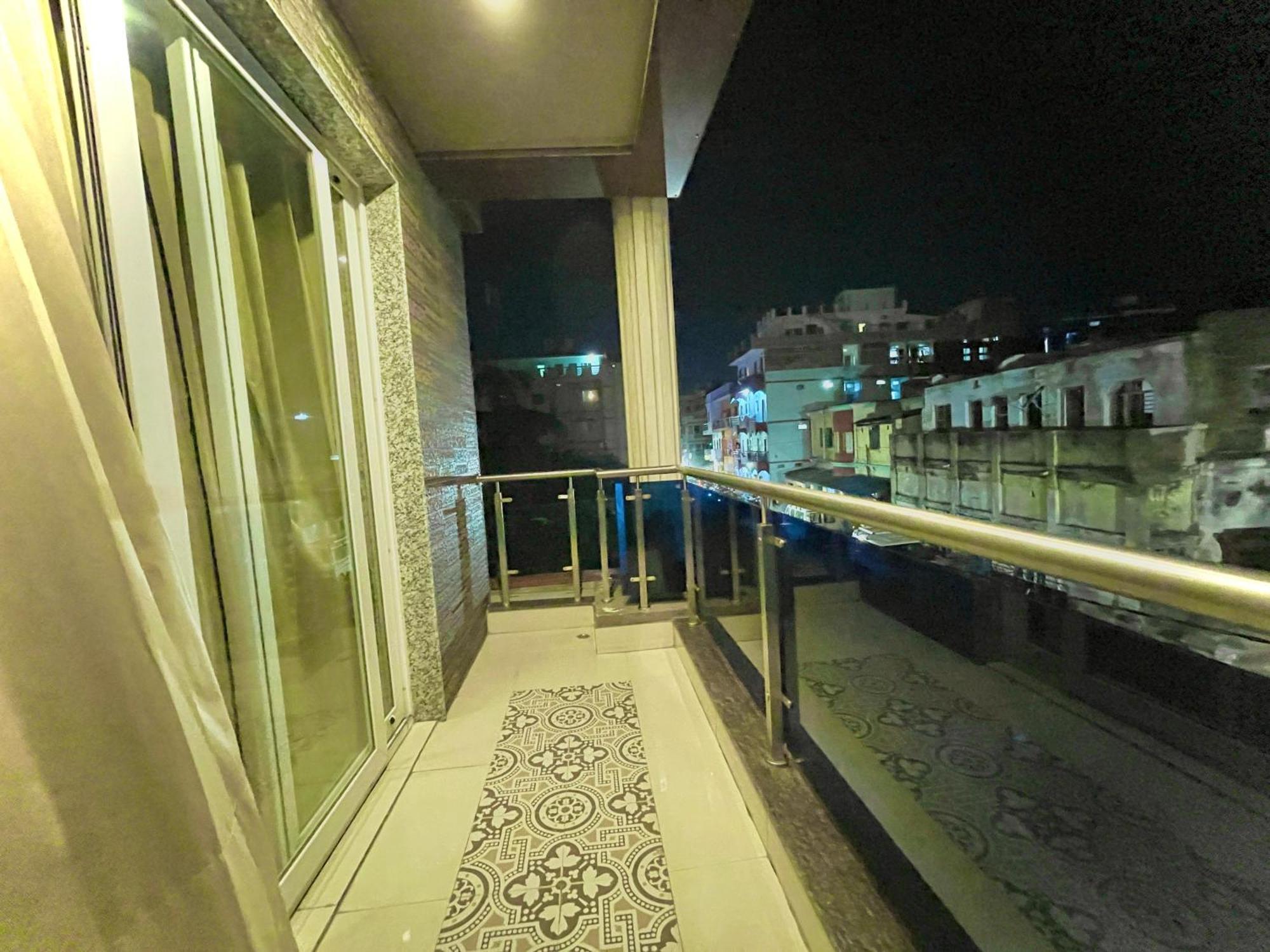 Hotel Kuber Palace ! Puri Near-Sea-Beach-And-Temple Fully-Air-Conditioned-Hotel With-Lift-And-Parking-Facility מראה חיצוני תמונה