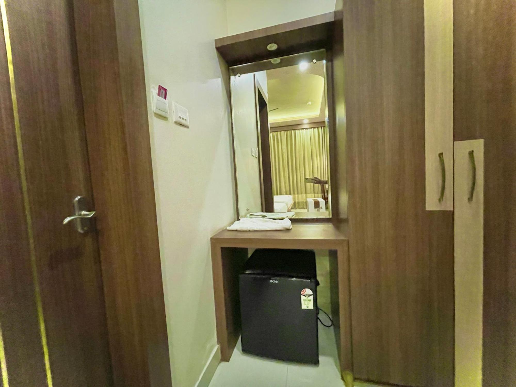 Hotel Kuber Palace ! Puri Near-Sea-Beach-And-Temple Fully-Air-Conditioned-Hotel With-Lift-And-Parking-Facility מראה חיצוני תמונה