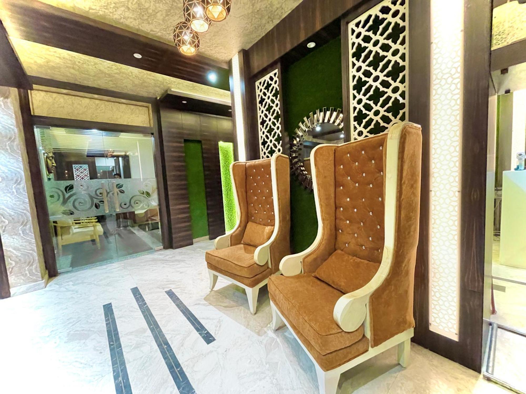Hotel Kuber Palace ! Puri Near-Sea-Beach-And-Temple Fully-Air-Conditioned-Hotel With-Lift-And-Parking-Facility מראה חיצוני תמונה