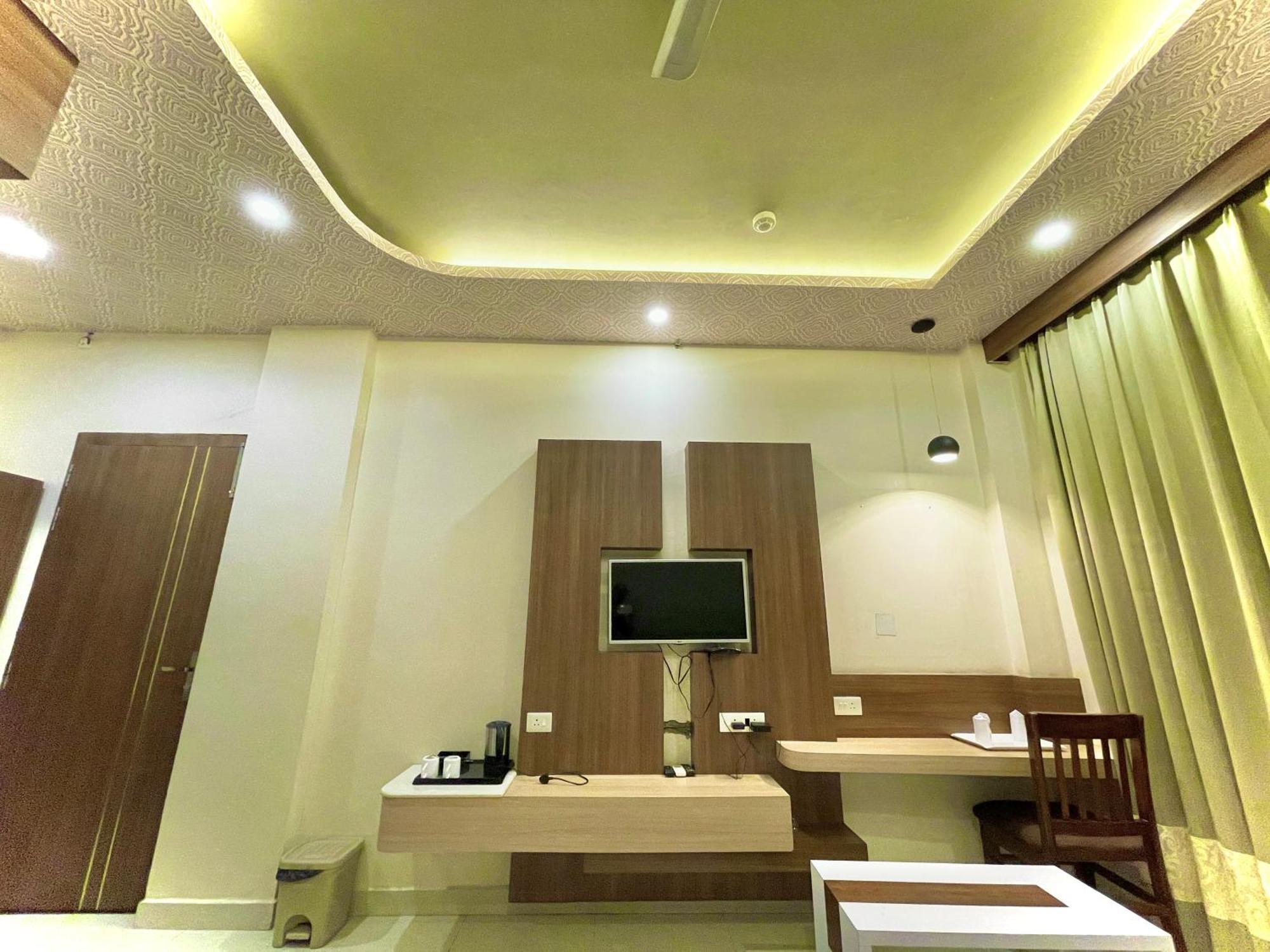 Hotel Kuber Palace ! Puri Near-Sea-Beach-And-Temple Fully-Air-Conditioned-Hotel With-Lift-And-Parking-Facility מראה חיצוני תמונה