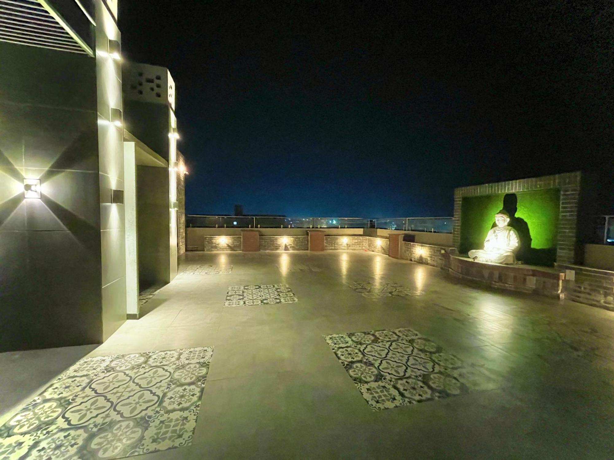 Hotel Kuber Palace ! Puri Near-Sea-Beach-And-Temple Fully-Air-Conditioned-Hotel With-Lift-And-Parking-Facility מראה חיצוני תמונה