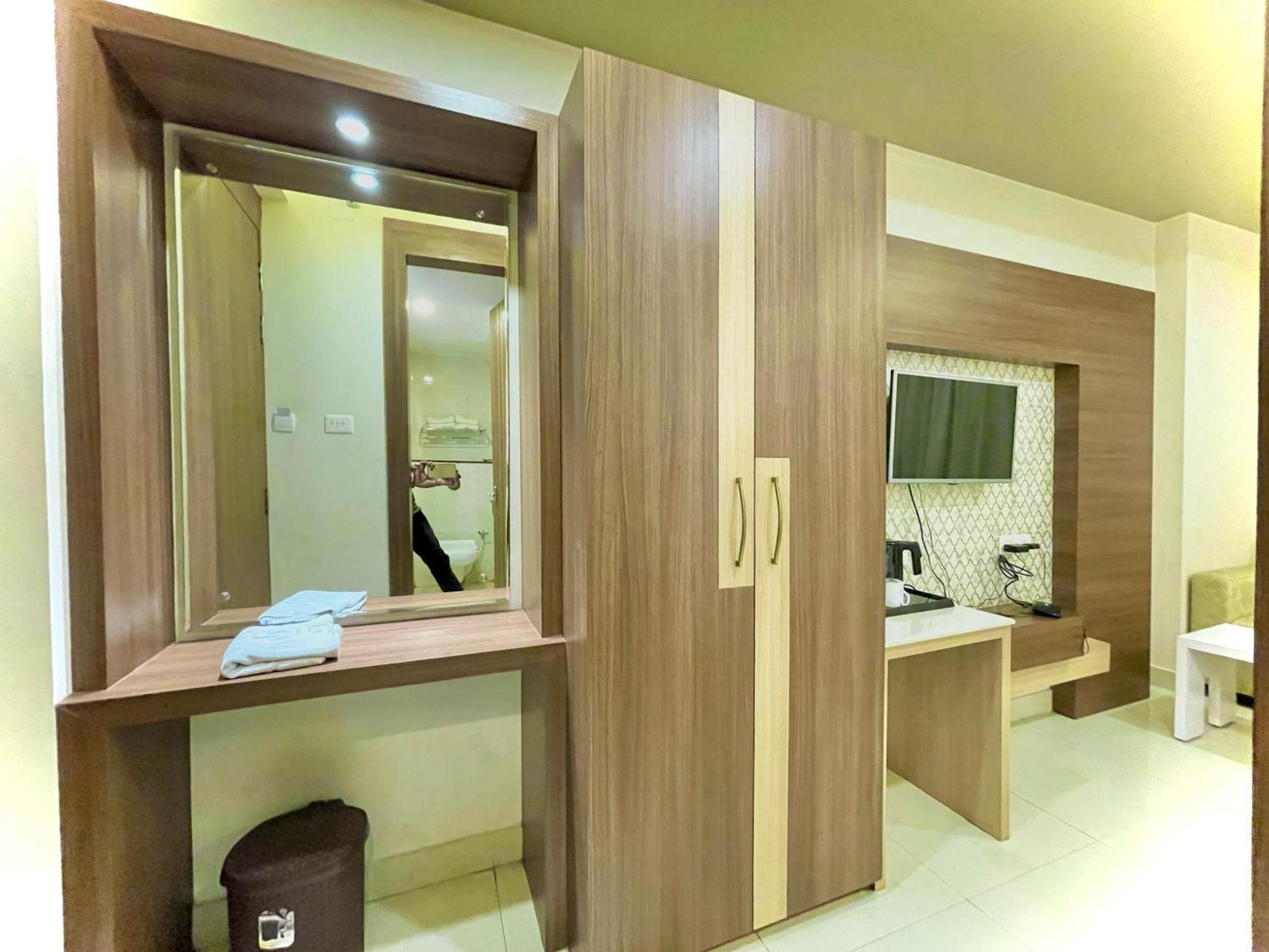 Hotel Kuber Palace ! Puri Near-Sea-Beach-And-Temple Fully-Air-Conditioned-Hotel With-Lift-And-Parking-Facility מראה חיצוני תמונה