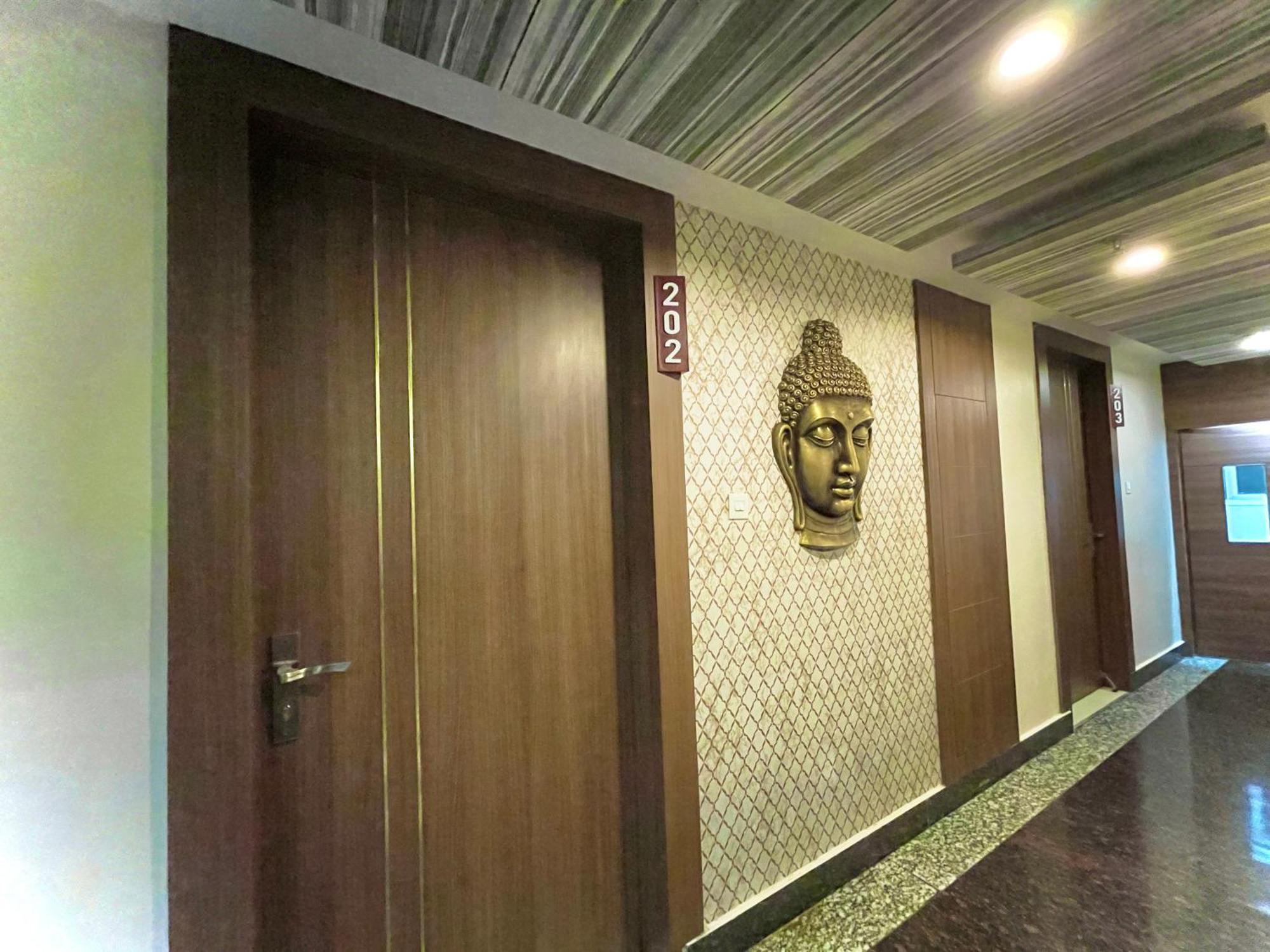 Hotel Kuber Palace ! Puri Near-Sea-Beach-And-Temple Fully-Air-Conditioned-Hotel With-Lift-And-Parking-Facility מראה חיצוני תמונה