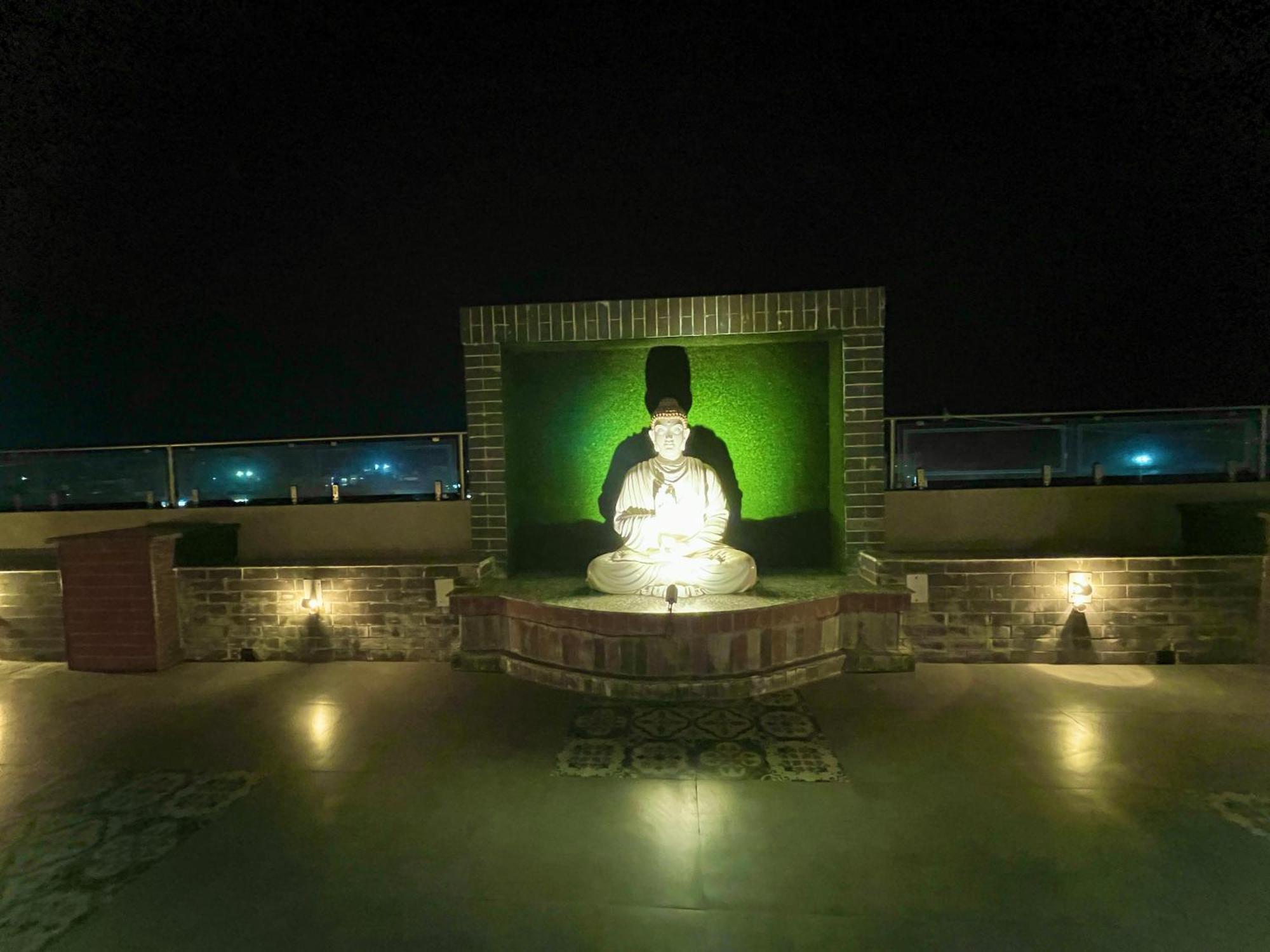 Hotel Kuber Palace ! Puri Near-Sea-Beach-And-Temple Fully-Air-Conditioned-Hotel With-Lift-And-Parking-Facility מראה חיצוני תמונה