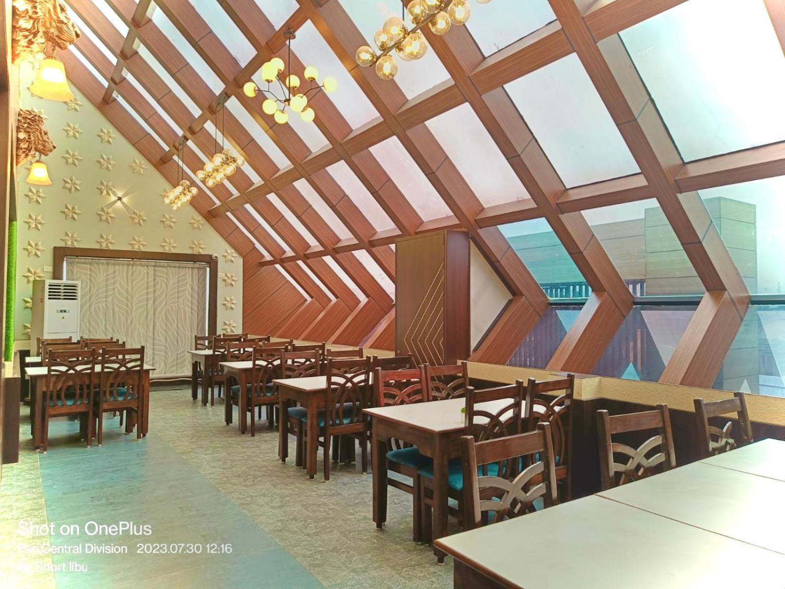 Hotel Kuber Palace ! Puri Near-Sea-Beach-And-Temple Fully-Air-Conditioned-Hotel With-Lift-And-Parking-Facility מראה חיצוני תמונה