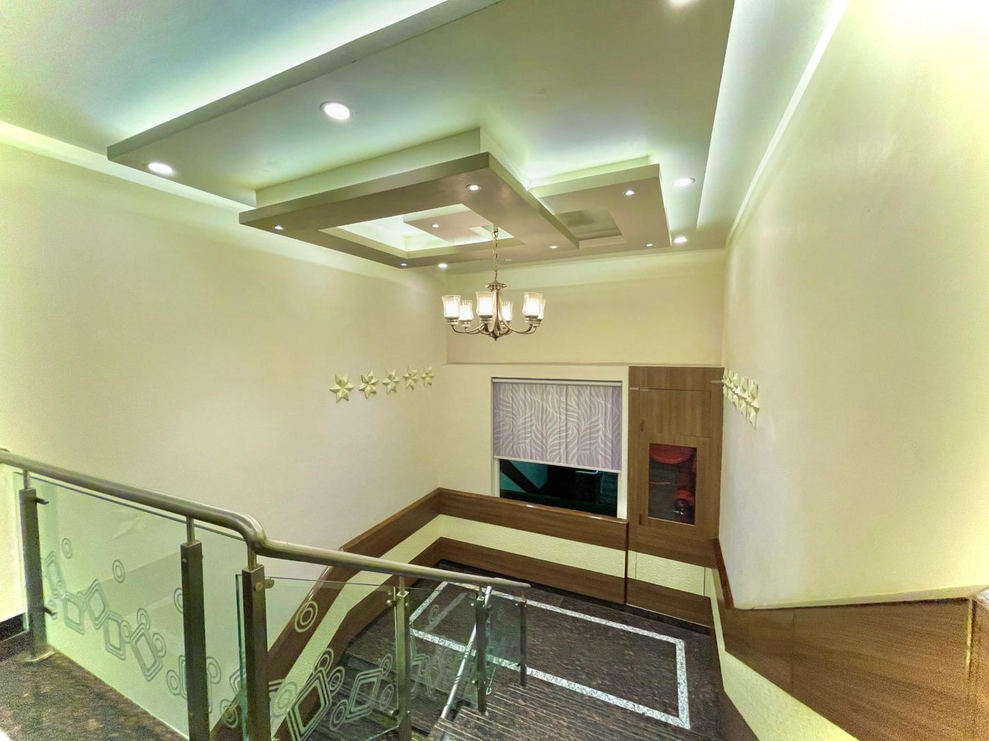 Hotel Kuber Palace ! Puri Near-Sea-Beach-And-Temple Fully-Air-Conditioned-Hotel With-Lift-And-Parking-Facility מראה חיצוני תמונה
