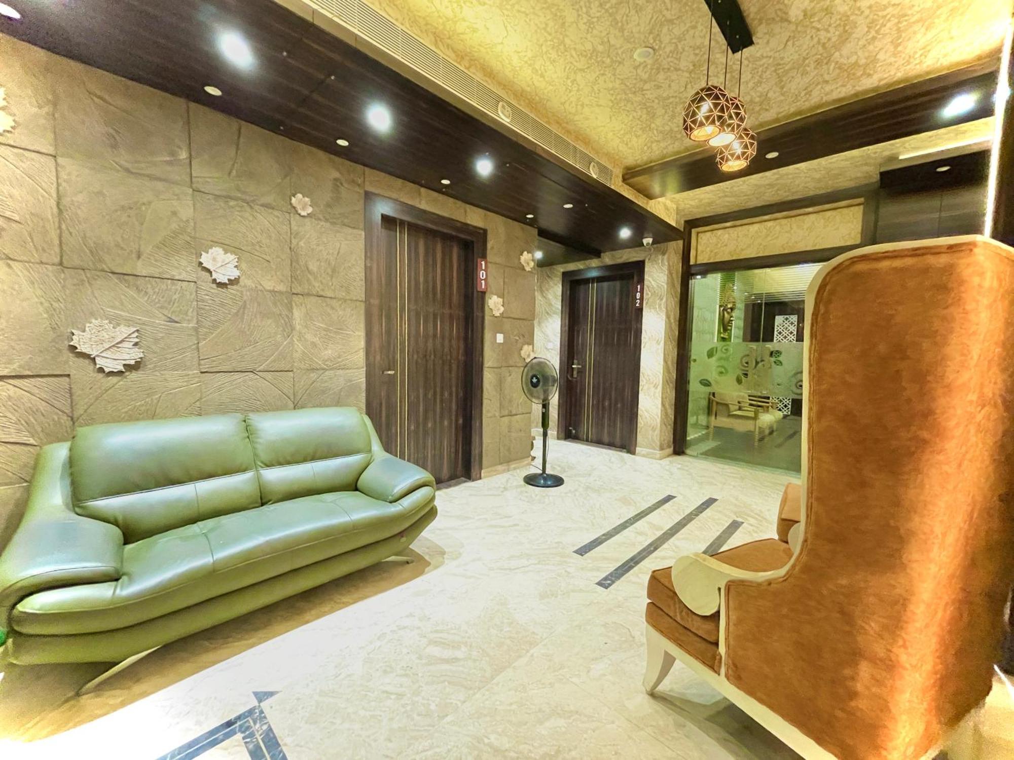 Hotel Kuber Palace ! Puri Near-Sea-Beach-And-Temple Fully-Air-Conditioned-Hotel With-Lift-And-Parking-Facility מראה חיצוני תמונה