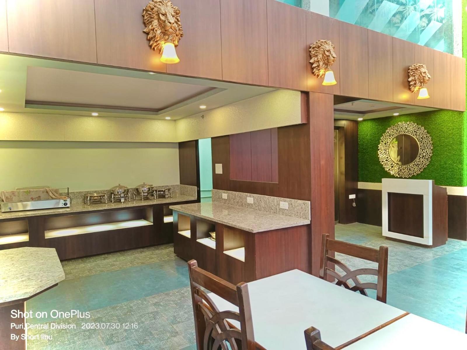 Hotel Kuber Palace ! Puri Near-Sea-Beach-And-Temple Fully-Air-Conditioned-Hotel With-Lift-And-Parking-Facility מראה חיצוני תמונה