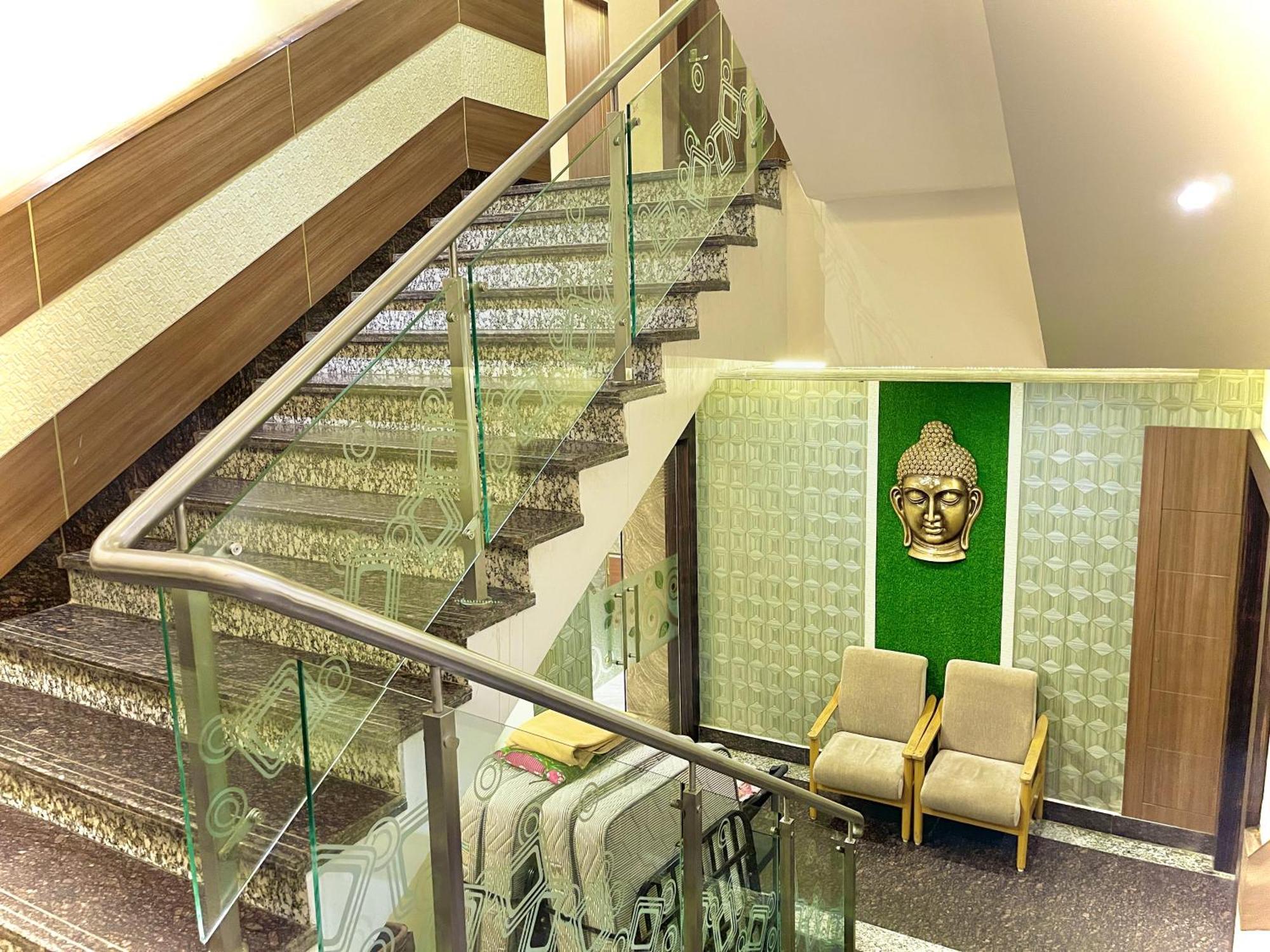 Hotel Kuber Palace ! Puri Near-Sea-Beach-And-Temple Fully-Air-Conditioned-Hotel With-Lift-And-Parking-Facility מראה חיצוני תמונה
