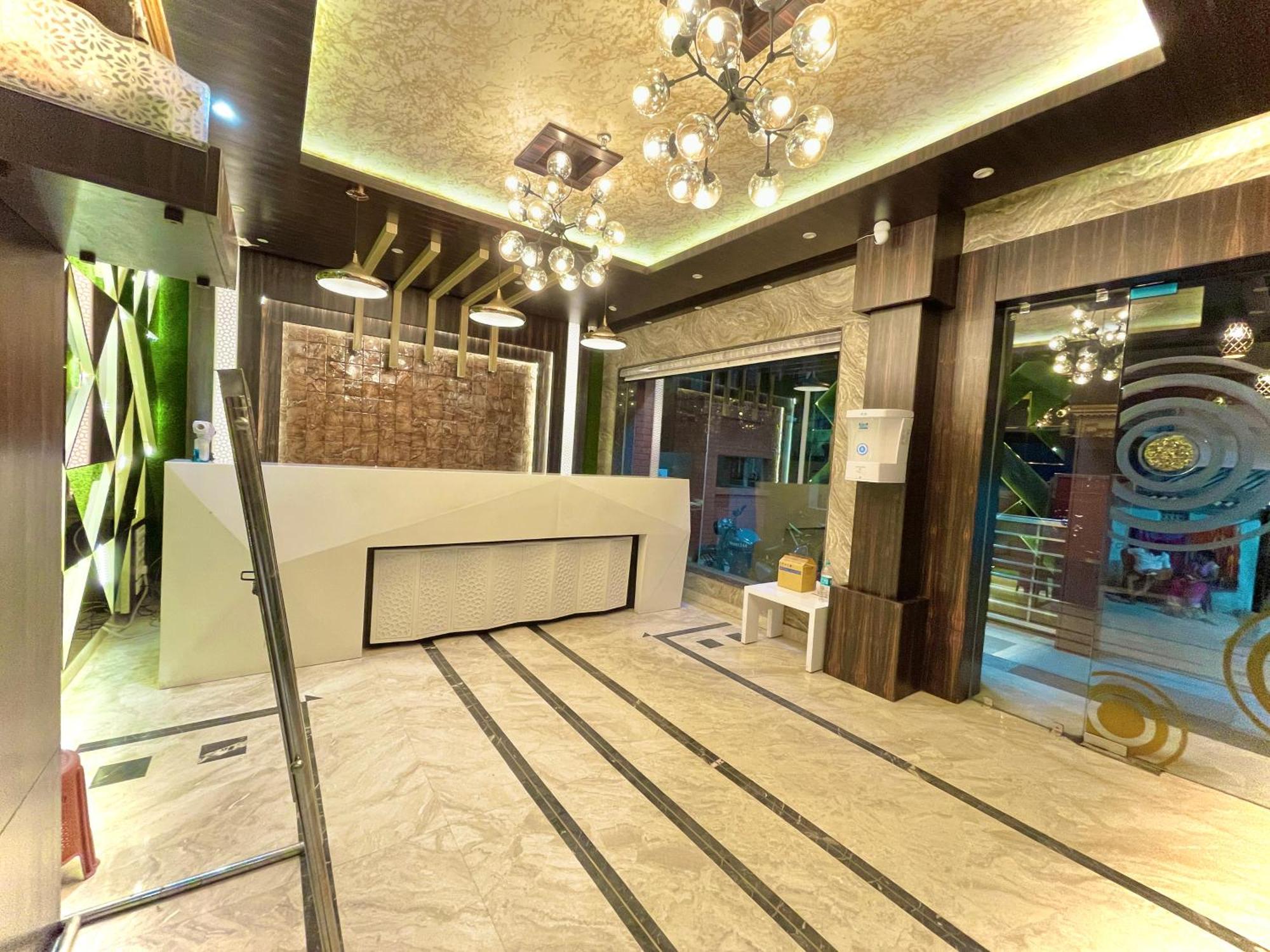 Hotel Kuber Palace ! Puri Near-Sea-Beach-And-Temple Fully-Air-Conditioned-Hotel With-Lift-And-Parking-Facility מראה חיצוני תמונה
